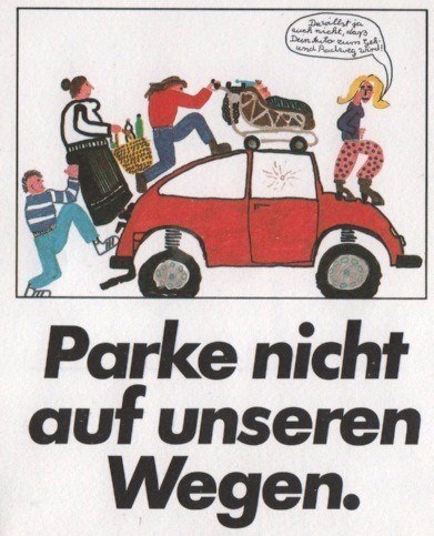Eine Zeichnung eines roten Autos. Über das rote Auto laufen Personen mit dem Kinderwagen und Einkaufstasche. In schwarzer Schrift steht unter dem Bild: Parke nicht auf unseren Wegen.