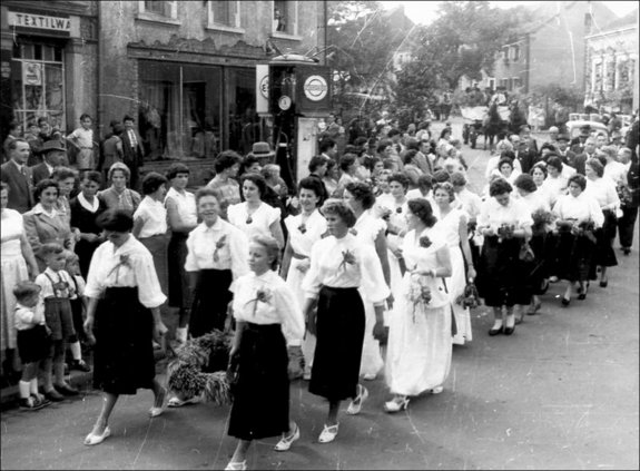 Schwarz-Weiß Aufnahme eines Festumzuges mit einer Gruppe von Frauen