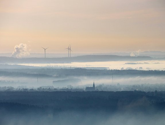 Blick über die Landschaft von Nalbach und Saarwellingen, welche teilweise von Nebel überdeckt ist.