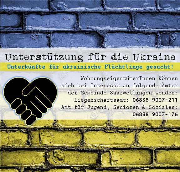 Eine Mauer. Oben blau und unten gelb gestrichen. In der Mitte ein weißes Textfeld. Die Überschrift, in schwarzer Schrift, lautet: Unterstützung für die Ukraine. In blauer Schrift darunter: Unterkünfte für ukrainische Flüchtlinge gesucht!. Links neben dem Text sind zwei schwarze, in gelb umrahmte, sich schüttelnde Hände die ein Herz bilden.