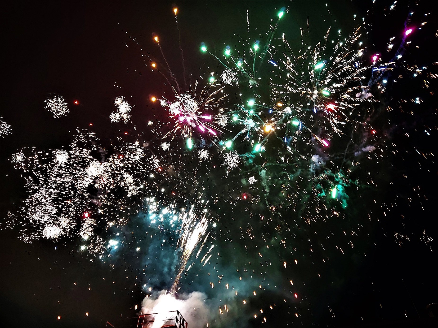 Ein schwarzer Nachhimmel wird erleuchtet von buntem Feuerwerk am Greesentag in Saarwellingen.